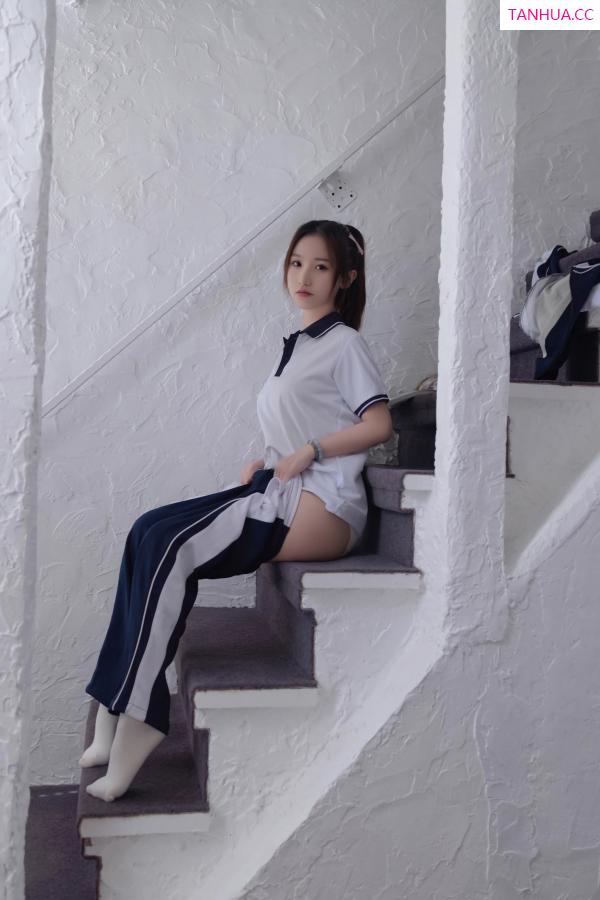   [XiuRen]高清写真图 2023.10.18 No.7528 杏子Yada 制服美腿第32张图片